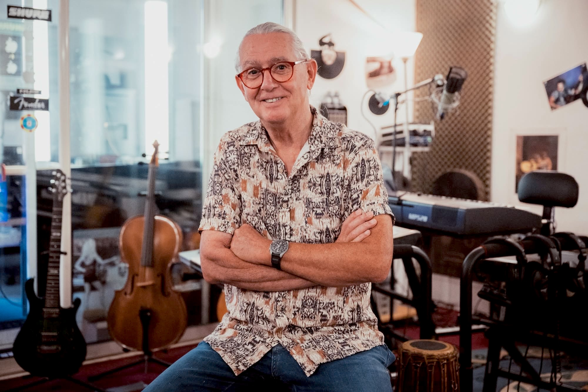 Serge André au piano dans son atelier