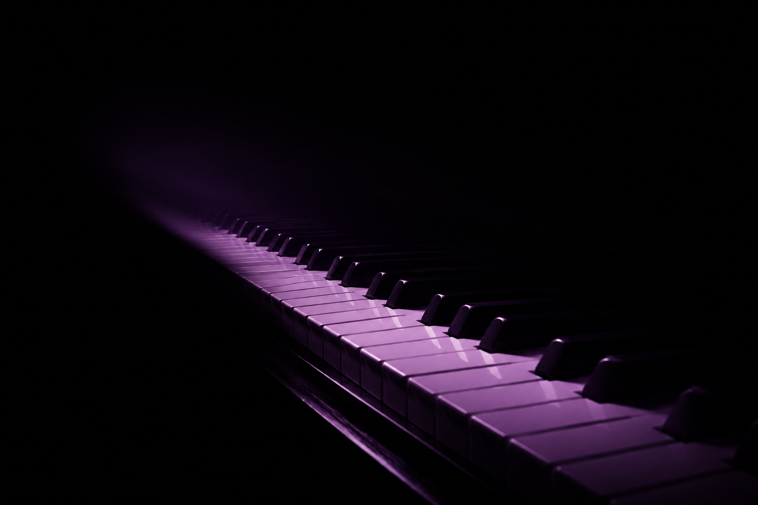 Piano dans une lumière pourpre