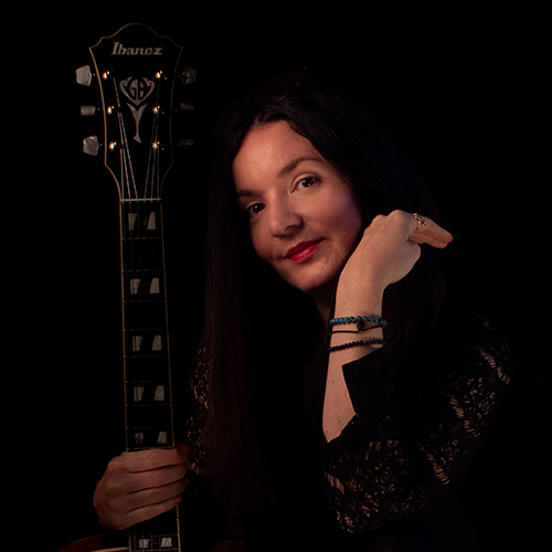 Anouck André à la guitare